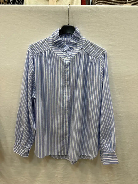 Striped Blouse with Ruffled Collar @69017_ChRColVolante: Jeans