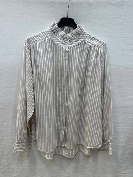Striped Blouse with Ruffled Collar @69017_ChRColVolante: Jeans