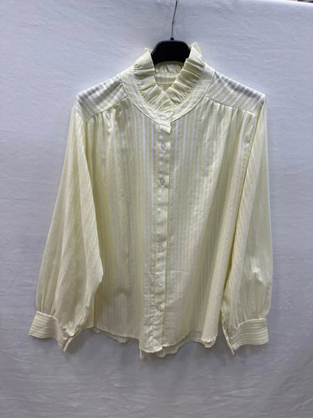 Striped Blouse with Ruffled Collar @69017_ChRColVolante: Jeans
