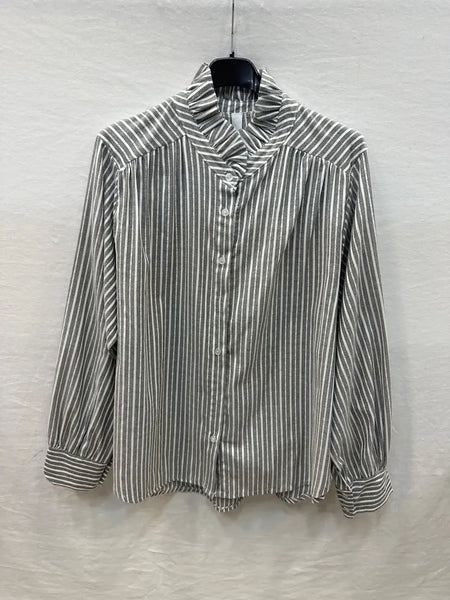 Striped Blouse with Ruffled Collar @69017_ChRColVolante: Jeans